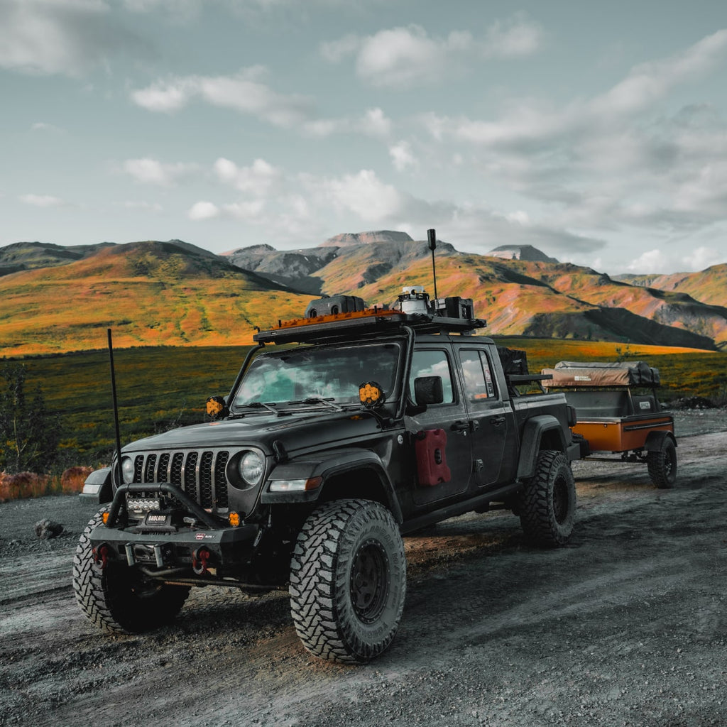 Overland vehicle equipped with a weBoost roof antenna
